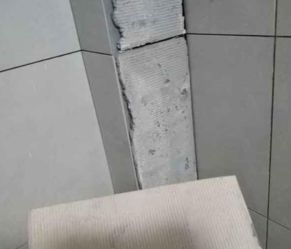 文圣瓷砖空鼓维修公司分享下厨房瓷砖脱落的补救措施。